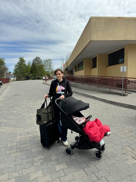 Євтух з дитиною Даша Євтух виїхала з України